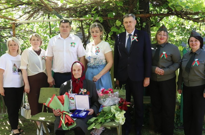 С цветами подарками и словами благодарности в Зельвенском районе поздравили ветеранов Великой Отечественной войны с Днем Независимости Республики Бел